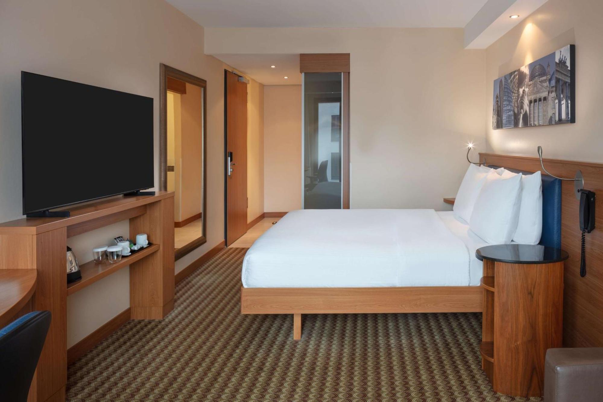 Queen Room,1525253659:JPEG