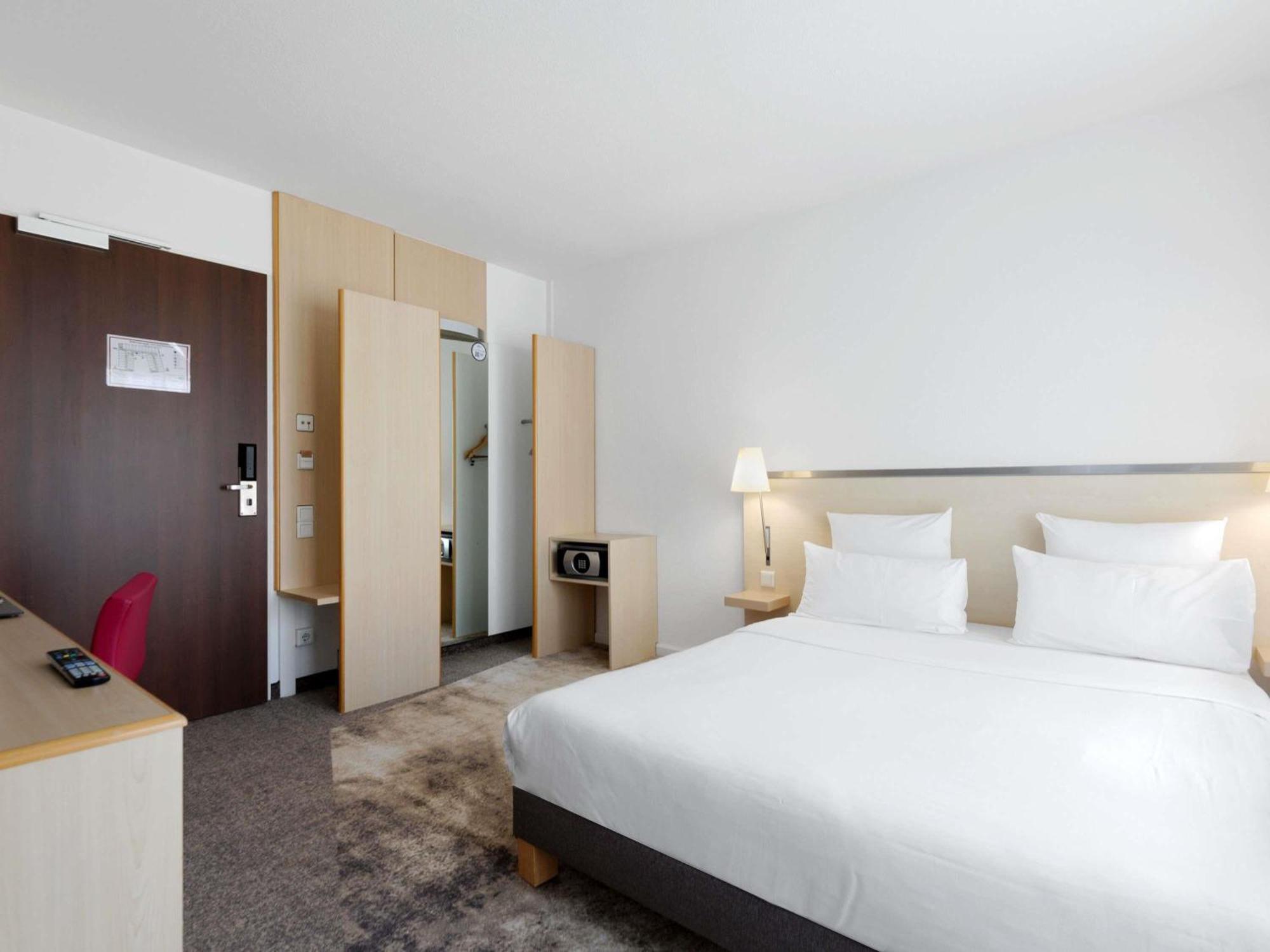 Standard Queen Room Accessible